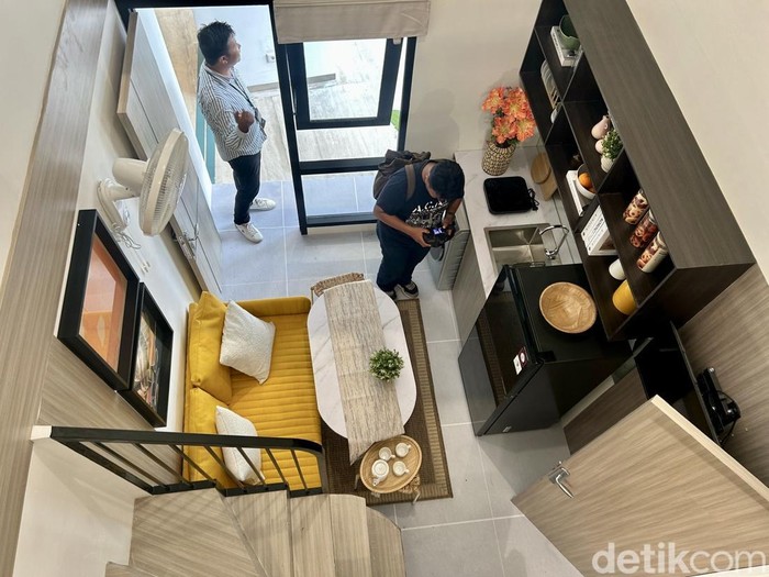 Design rumah contoh subsidi seluas 14 meter persegi di salah satu pusat perbelanjaan di Jakarta, Sabtu (14/6/2025). Terdapat dua tipe rumah yang ditampilkan ditempat ini, yakni single berisi satu kamar dengan luas bangunan 14 meter persegi. Lalu, rumah double dengan dua kamar luas bangunannya 23,4 meter persegi.