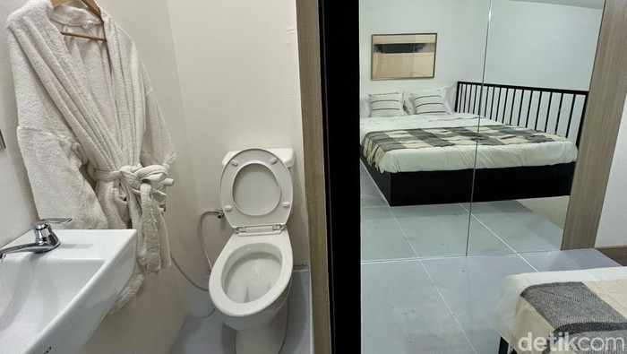 Design rumah contoh subsidi seluas 14 meter persegi di salah satu pusat perbelanjaan di Jakarta, Sabtu (14/6/2025). Terdapat dua tipe rumah yang ditampilkan ditempat ini, yakni single berisi satu kamar dengan luas bangunan 14 meter persegi. Lalu, rumah double dengan dua kamar luas bangunannya 23,4 meter persegi.