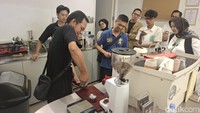 Untuk menghasilkan espresso yang baik, peserta juga diajarkan pentingnya tamping dengan sempurna. Hasilnya harus merata agar tak menyebabkan channeling yang merusak hasil espresso. Foto: detikcom/Diah Afrilian