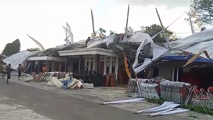 Dampak angin kencang di Desa Sawahan, Kecamatan Juwiring, Klaten, Sabtu (14/6/2025).