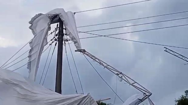 Dampak angin kencang di Desa Sawahan, Kecamatan Juwiring, Klaten, Sabtu (14/6/2025).