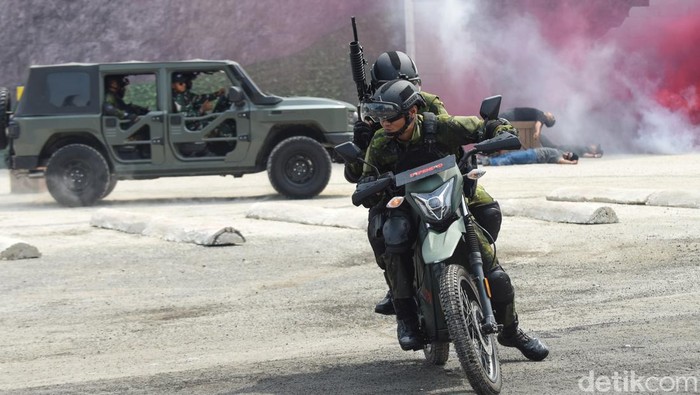 Personel Detasemen Kawal Khusus (Denwalsus) Kementerian Pertahanan menggunakan kendaraan taktis Maung buatan PT Pindad dan motor trail listrik Sprint Gen3 buatan PT Len Industri, melakukan simulasi penyergapan saat demonstrasi alutsista pada pameran industri pertahanan Indo Defence Expo and Forum di JIExpo Kemayoran, Jakarta, Sabtu (14/6/2025). Pameran yang diikuti 1.180 peserta, 42 negara sahabat, 659 perusahaan asing dan 521 produsen dalam negeri tersebut menjadi wadah bagi seluruh kalangan untuk mengikuti perkembangan teknologi dan sains di bidang industri pertahanan. ANTARA FOTO/Indrianto Eko Suwarso/nz