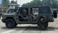 Simulasi digelar layaknya operasi sungguhan. Deru kendaraan, manuver taktis personel, hingga tembakan simulasi membuat suasana makin terasa nyata. Foto: ANTARA FOTO/Indrianto Eko Suwarso