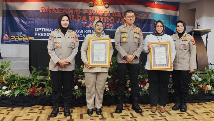 Ditreskrimsus Polda Metro Jaya mendapatkan penghargaan dari Kapolri atas pencapaiak IKPA 100.