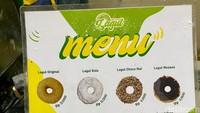 Harga donat kentang polos di sini Rp 3 ribu, sedangkan donat aneka topping mulai dari Rp 4 ribu hingga Rp 5 ribu. Setiap harinya, pemandangan antrean di Donat Kentang Lagut kerap terlihat. Foto: Andi Annisa DR/detikfood