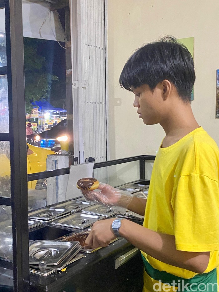 Laris Terjual 1.500 Buah Sehari, Ini Donat Kentang Viral di Depok