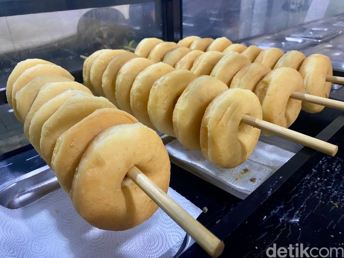 Laris Terjual 1.500 Buah Sehari, Ini Donat Kentang Viral di Depok