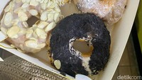 Untuk pembelian isi 6 (setengah lusin), donat akan dikemas rapi dalam kotak. Donat Lagut pun bisa jadi pilihan camilan sendiri atau diberikan pada kerabat. Foto: Andi Annisa DR/detikfood