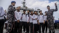 Dua Prajurit TNI AL memberikan edukasi kepada siswa SMP Negeri 1 Kota Ternate tentang KRI Teluk Wondama-527 saat kegiatan open ship di Pelabuhan Ahmad Yani Ternate, Maluku Utara. Foto: ANTARA FOTO/ANDRI SAPUTRA