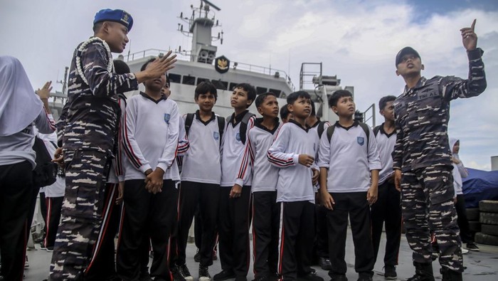 Sejumlah siswa SMP Negeri 1 Kota Ternate menaiki KRI Teluk Wondama-527 saat kegiatan open ship di Pelabuhan Ahmad Yani Ternate, Maluku Utara, Sabtu (14/6/2025). Open ship di KRI yang digelar oleh Komando Armada III itu merupakan rangkaian Operasi Trisila 2025 selain sebagai wahana mengenalkan dunia bahari dan Alutsista TNI AL, juga memberikan pengetahuan sekaligus pengalaman kepada para pelajar tentang Kapal Perang Republik Indonesia.ANTARA FOTO/Andri Saputra/nz