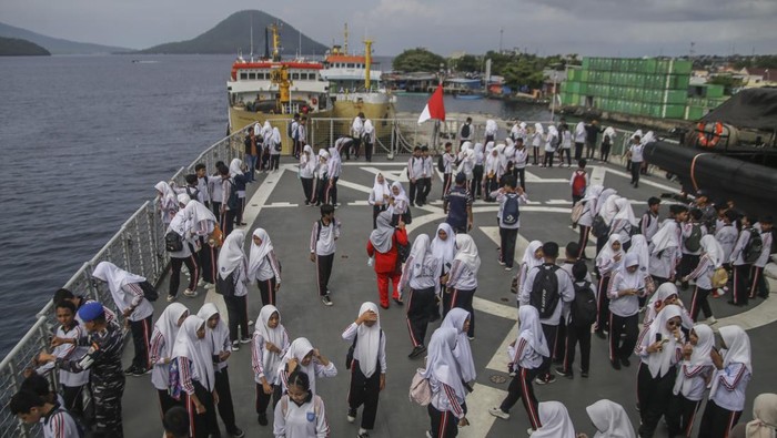 Sejumlah siswa SMP Negeri 1 Kota Ternate menaiki KRI Teluk Wondama-527 saat kegiatan open ship di Pelabuhan Ahmad Yani Ternate, Maluku Utara, Sabtu (14/6/2025). Open ship di KRI yang digelar oleh Komando Armada III itu merupakan rangkaian Operasi Trisila 2025 selain sebagai wahana mengenalkan dunia bahari dan Alutsista TNI AL, juga memberikan pengetahuan sekaligus pengalaman kepada para pelajar tentang Kapal Perang Republik Indonesia.ANTARA FOTO/Andri Saputra/nz