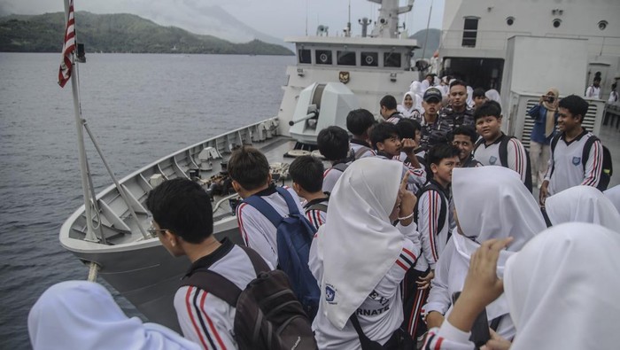 Sejumlah siswa SMP Negeri 1 Kota Ternate menaiki KRI Teluk Wondama-527 saat kegiatan open ship di Pelabuhan Ahmad Yani Ternate, Maluku Utara, Sabtu (14/6/2025). Open ship di KRI yang digelar oleh Komando Armada III itu merupakan rangkaian Operasi Trisila 2025 selain sebagai wahana mengenalkan dunia bahari dan Alutsista TNI AL, juga memberikan pengetahuan sekaligus pengalaman kepada para pelajar tentang Kapal Perang Republik Indonesia.ANTARA FOTO/Andri Saputra/nz