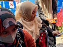 Kebahagiaan Elis Ikut Percantik Kampung Rajut Binong Jati Lewat Mural