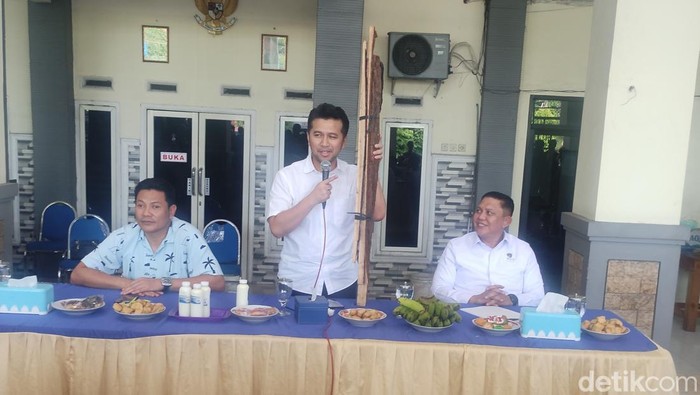 Wakil Gubernur Jawa Timur Emil Elestianto Dardak dan Deputi Hukum Kementerian Lingkungan Hidup dan Kehutanan (KLHK) Irjen Pol Rizal Irawan saat melakukan kunjungan kerja ke Balai Desa Tropodo Kecamatan Krian Sidoarjo