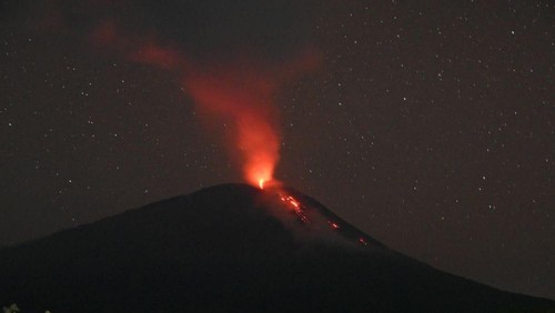 Erupsi Gunung Ile Lewotolok di Lembata, NTT, Jumat (13/6/2025) malam.