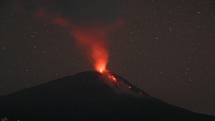 Erupsi Gunung Ile Lewotolok di Lembata, NTT, Jumat (13/6/2025) malam.