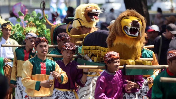 Sejumlah peserta mengenakan pakaian adat saat festival Helaran Budaya 2025 di Jalan Raya Tegar Beriman, Kabupaten Bogor, Jawa Barat, Sabtu (14/6/2025).  Pemerintah Kabupaten Bogor menggelar Helaran Budaya 2025 yang diisi  karnaval dan pawai budaya dan kegiatan tersebut  melibatkan 90 kendaraan hias dengan peserta puluhan ribu yang bertujuan untuk melestarikan budaya daerah. ANTARA FOTO/Yulius Satria Wijaya/nz.