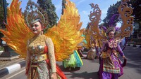 Pemerintah Kabupaten Bogor menggelar Helaran Budaya 2025 yang diisi karnaval dan pawai budaya dan kegiatan tersebut melibatkan 90 kendaraan hias dengan peserta puluhan ribu yang bertujuan untuk melestarikan budaya daerah. Foto: ANTARA FOTO/YULIUS SATRIA WIJAYA