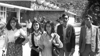 Siswa Perempuan dan Laki-laki Berjalan di Pusat Kota Kabul, Afghanistan (1981) Foto: Boredpanda