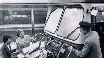 Kereta Bayi Diikat di Bagian Depan Bus di Opawa, Selandia Baru (1950-an) Foto: Boredpanda