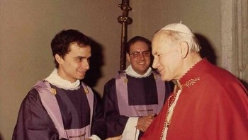 Foto Ini Kini Memiliki Bobot Bersejarah, Calon Paus Leo XIV—yang Baru Ditahbiskan—bertemu dengan Paus Yohanes Paulus II pada Tahun 1982 Foto: Boredpanda