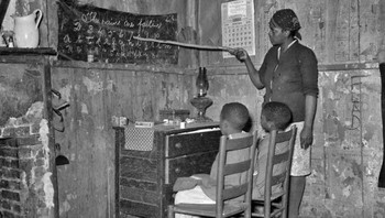 Seorang Ibu Petani Bagi Hasil dari Transylvania, Louisiana, Mendidik Anak-anaknya di Rumah, Berfokus pada Huruf dan Angka (1937) Foto: Boredpanda