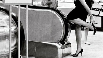 Wanita Diimbau Melepas Sepatu Hak Tinggi Sebelum Menggunakan Eskalator di Gimbels Department Store. Paramus, New Jersey (1966) Foto: Boredpanda