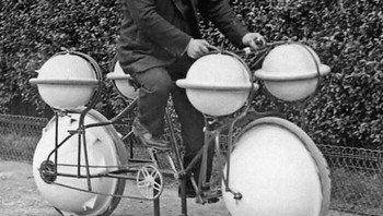 Sepeda Amfibi Bernama Cyclomer di Paris, 1932. Sepeda ini Dapat Melaju di Darat dan Air dengan Beban 120 pon! Foto: Boredpanda