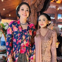 Maia kemudian mengganti penampilannya. Kali ini, kebaya kutu baru bermotif floral menjadi andalan. Kebaya berpotongan panjang itu dipadukan dengan kain batik klasik warna cokelat keemasan. (Foto: Instagram/@krisdayantilemos)
