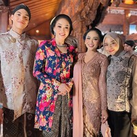 Rambutnya disanggul rapi dengan sentuhan ronce melati, menambah kesan anggun sekaligus menghormati nilai-nilai tradisi Jawa yang kental dalam prosesi menjelang pernikahan. (Foto: Instagram/@krisdayantilemos)