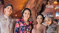 Maia dan El berfoto dengan para artis tamu undangan. Foto: Instagram/@krisdayantilemos