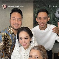 Acara sakral tersebut berlangsung secara tertutup di kawasan Bukit Golf Pondok Indah, Jakarta Selatan, pada Sabtu (14/6/2025) pagi. Seluruh anggota keluarga calon mempelai pria hadir, termasuk ayah Al, Ahmad Dhani, dan istrinya, Mulan Jameela. Untuk pengajian, Maia Estianty tampil dalam balutan busana serba putih. (Foto: Instagram/@bumiauw)