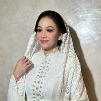 Dalam unggahan sang makeup artist, Bumiauw, di Instagram, tampak musisi dan produser musik itu memakai terusan bersiluet gamis berbahan bordir klasik. Penampilannya kian anggun dengan kerudung senada.  Foto: Instagram/@bumiauw