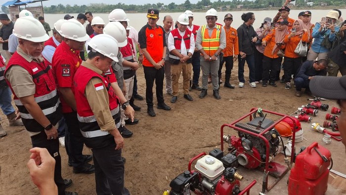Gubernur Jambi Al Haris saat dampingi Wamenhut saat tinjau persiapan karhutla