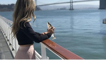 Ketika meminta untuk edit gelas yang ditangan diganti benda lain. Foto: Boredpanda