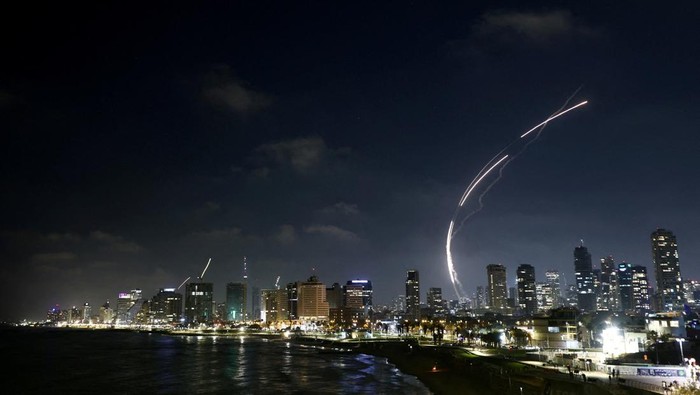Missiles launched from Iran are intercepted as seen from Tel Aviv, Israel June 13, 2025. REUTERS/Jamal Awad      TPX IMAGES OF THE DAY