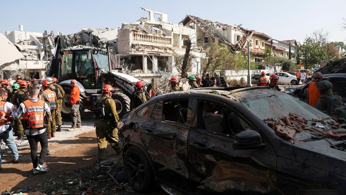 IRAN-NUCLEAR/ISRAEL Rescue personnel work at an impact site following missile attack from Iran on Israel, in Rishon LeZion, Israel, June 14, 2025. REUTERS/Ronen Zvulun