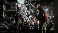 Petugas penyelamat bekerja di lokasi terdampak setelah serangan rudal dari Iran ke Israel, di Ramat Gan, 13 Juni 2025. Foto: REUTERS/Itai Ron