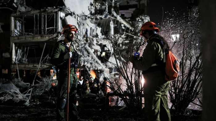 Rescue and security personnel work at an impact site following missile attack from Iran on Israel, in  Ramat Gan, Israel  June 13, 2025 REUTERS/Itai Ron   ISRAEL OUT. NO COMMERCIAL OR EDITORIAL SALES IN ISRAEL     TPX IMAGES OF THE DAY