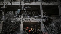 Sistem pertahanan udara Israel, Iron Dome, berhasil mencegat banyak rudal, namun beberapa lokasi di Tel Aviv dan Ramat Gan dilaporkan terkena dampak, dengan sebuah gedung terbakar. Foto: REUTERS/Itai Ron