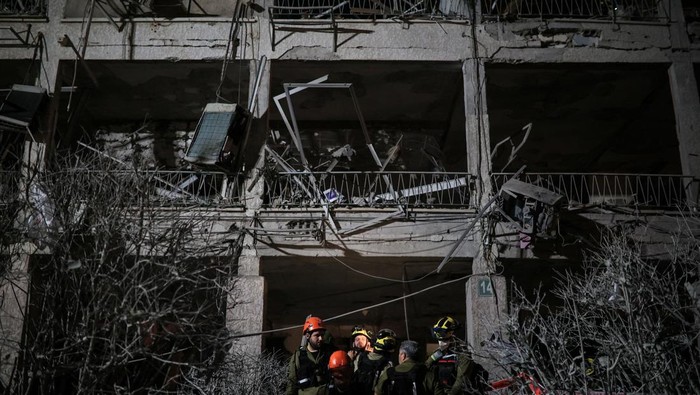 IRAN-NUCLEAR/TEL AVIV-IMPACT Rescue and security personnel work at an impact site following missile attack from Iran on Israel, in Ramat Gan, Israel June 13, 2025 REUTERS/Itai Ron ISRAEL OUT. NO COMMERCIAL OR EDITORIAL SALES IN ISRAEL TPX IMAGES OF THE DAY