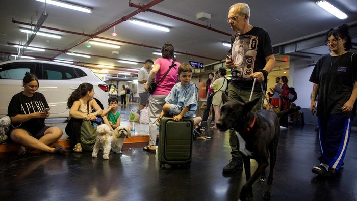IRAN-NUCLEAR/TEL AVIV-IMPACT People take cover in public shelter following missile attack from Iran on Israel, at Tel Aviv, Israel June 13, 2025 REUTERS/Itay Cohen