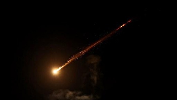 This picture shows a trail from an Iranian rocket in the sky above Jerusalem on June 13, 2025. Iran fired a barrage of ballistic missiles at Israel in a counter-strike on June 13, after an unprecedented onslaught hammered the Islamic republics top military brass and targeted its nuclear facilities and bases. (Photo by AHMAD GHARABLI / AFP)