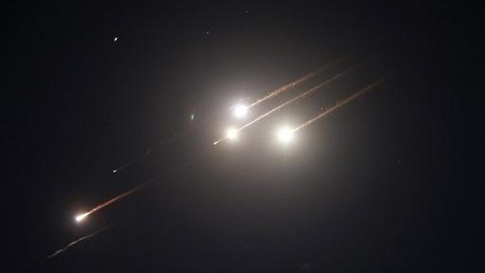 This picture shows rocket trails in the sky above Jerusalem on June 13, 2025. Air raid sirens sounded in Jerusalem and loud blasts were heard on June 13, AFP journalists reported, as the Israeli military said it had detected a missile launched from Iran. (Photo by Ahmad GHARABLI / AFP)