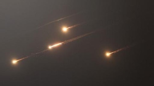 This picture shows rocket trails in the sky above Jerusalem on June 13, 2025. Air raid sirens sounded in Jerusalem and loud blasts were heard on June 13, AFP journalists reported, as the Israeli military said it had detected a missile launched from Iran. (Photo by Ahmad GHARABLI / AFP)