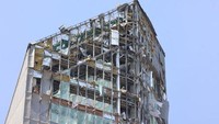 Serangan Iran ini berlanjut pada Sabtu (14/6). Serangan tersebut menyasar rumah-rumah warga yang berada di wilayah Rishon Lezion, Tel Aviv. Ada dua warga tewas dan sisanya luka-luka. (AFP/JACK GUEZ)