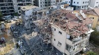 Foto: Setidaknya dua orang meninggal dunia di Israel akibat serangan rudal Iran. Sejumlah rumah sakit di kota-kota Israel juga dipenuhi warga sipil yang menderita luka-luka (AFP/JACK GUEZ)