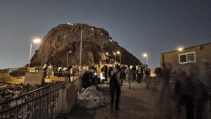 Jabal Nur merupakan salah satu lokasi bersejarah dalam Islam. Di atas gunung ini terdapat Gua Hira yang menjadi lokasi Nabi Muhammad SAW menerima wahyu pertama.