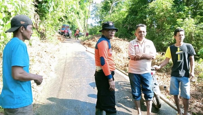 Jalan Desa Pujiharjo Malang terdampak luapan sungai.