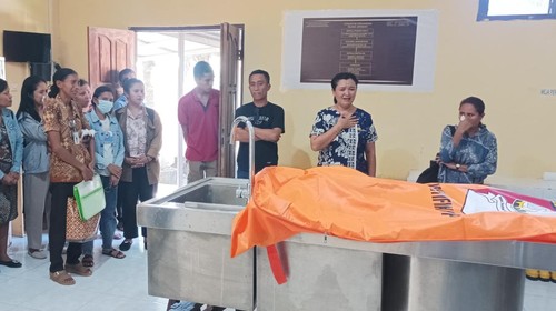 Jenazah Riando Baun, korban teggelam di Pantai Warna Oesapa saat dibawa ke RSB Titus Uli Kupang, Sabtu (14/6/2025). (Dok. Polsek Kota Lama).